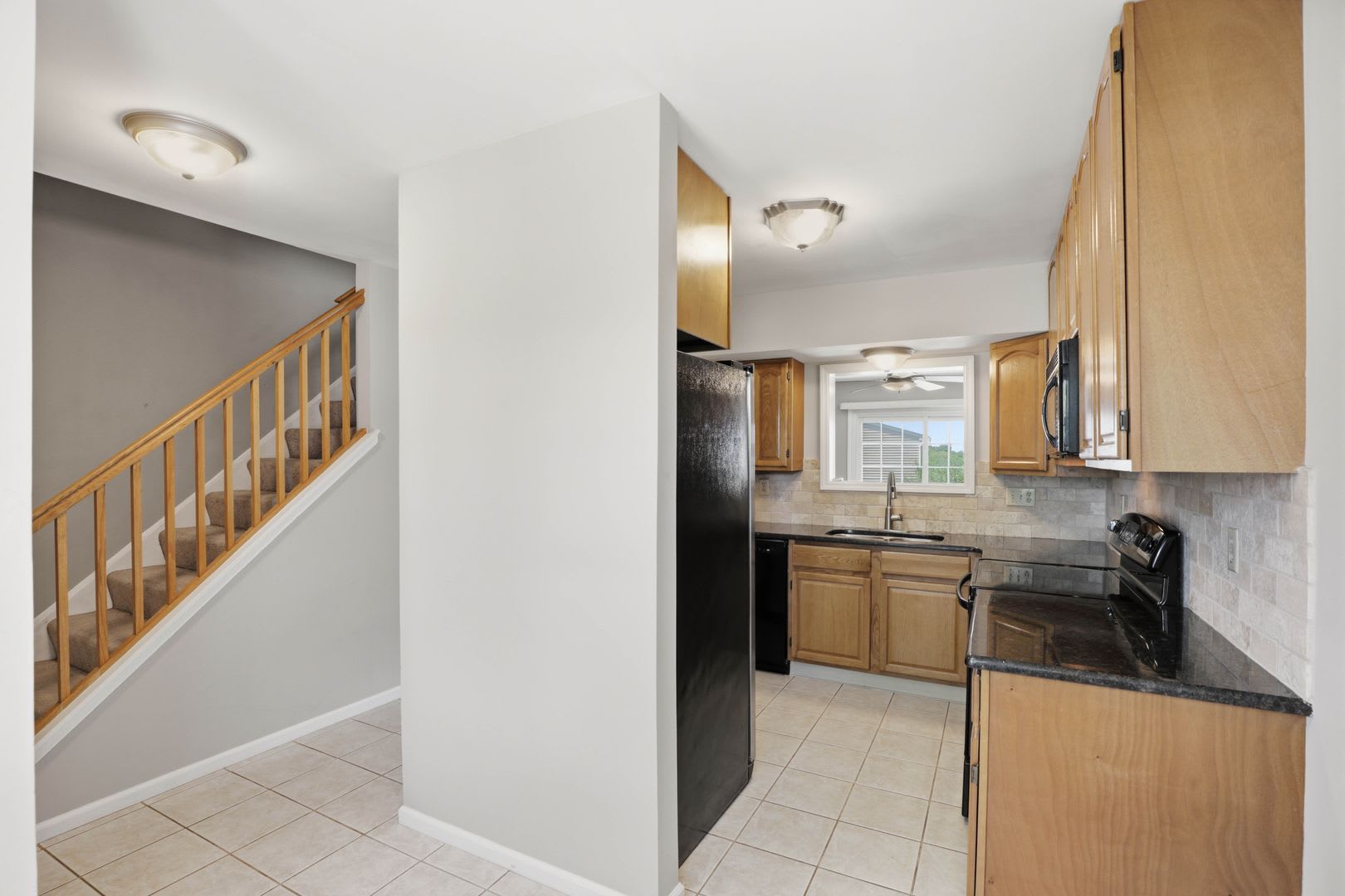 Stunning 3 Bedroom Townhome Available Now! – photo 4