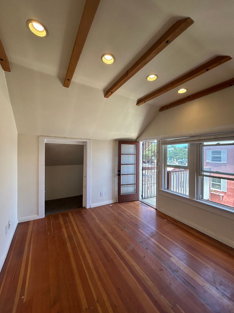 Upstairs one bedroom available now on Emerald between Cass and Bayard – photo 4