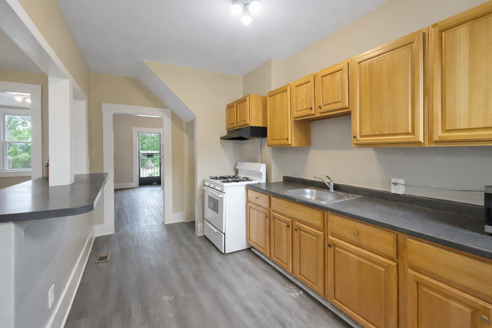 Extended Offer Move In This August Get 500 Off Modern Finishes In Unit Laundry Bright Living Spaces – photo 2