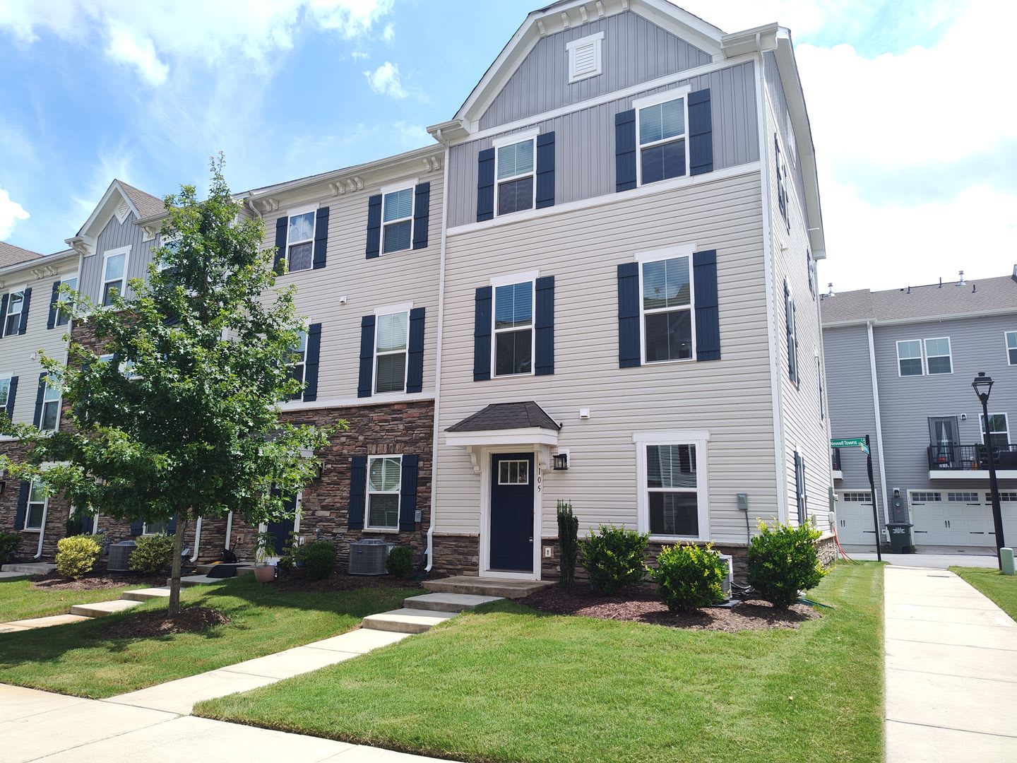 Beautiful End Unit Townhome located in the Towns at Mallard Mills community! – photo 1