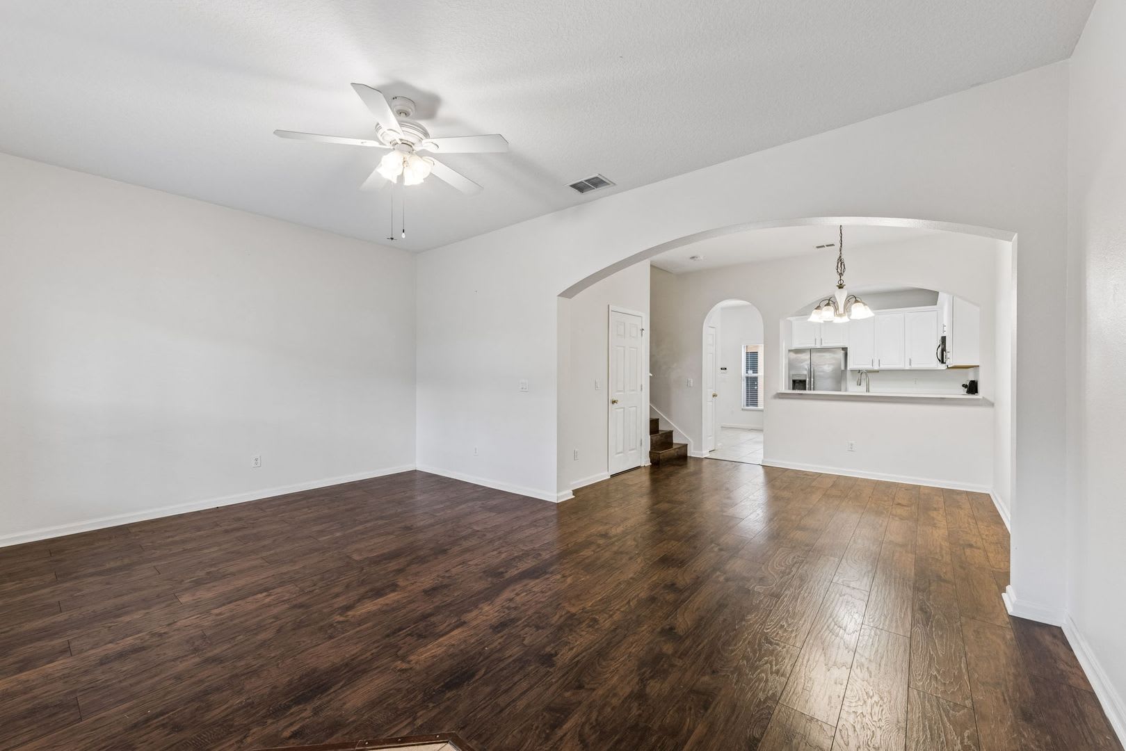 Charming Avalon Park 3/2.5 Townhome with 2-Car Garage! – photo 4