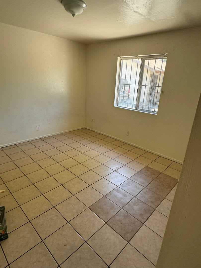 Enjoy this 2 bed/1 bath apartment – photo 4