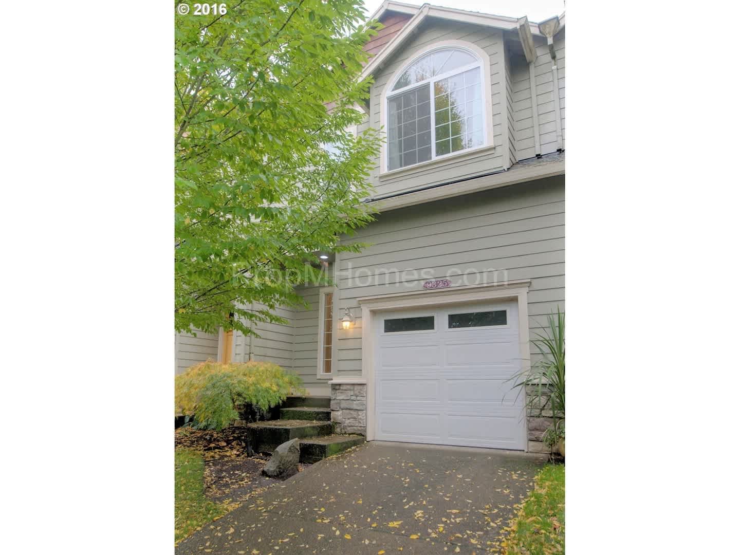 Excellent Beaverton Three Bedroom Townhome in Murray Grove! – photo 1