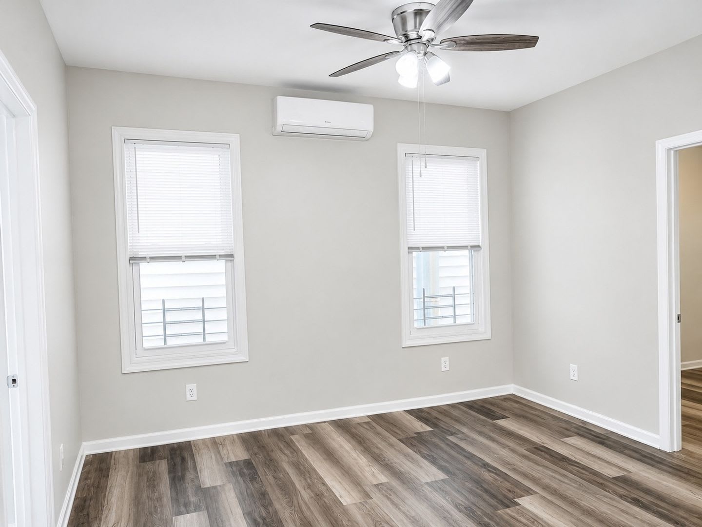 Brand New Luxury 3BR Top Floor Apartment – photo 2