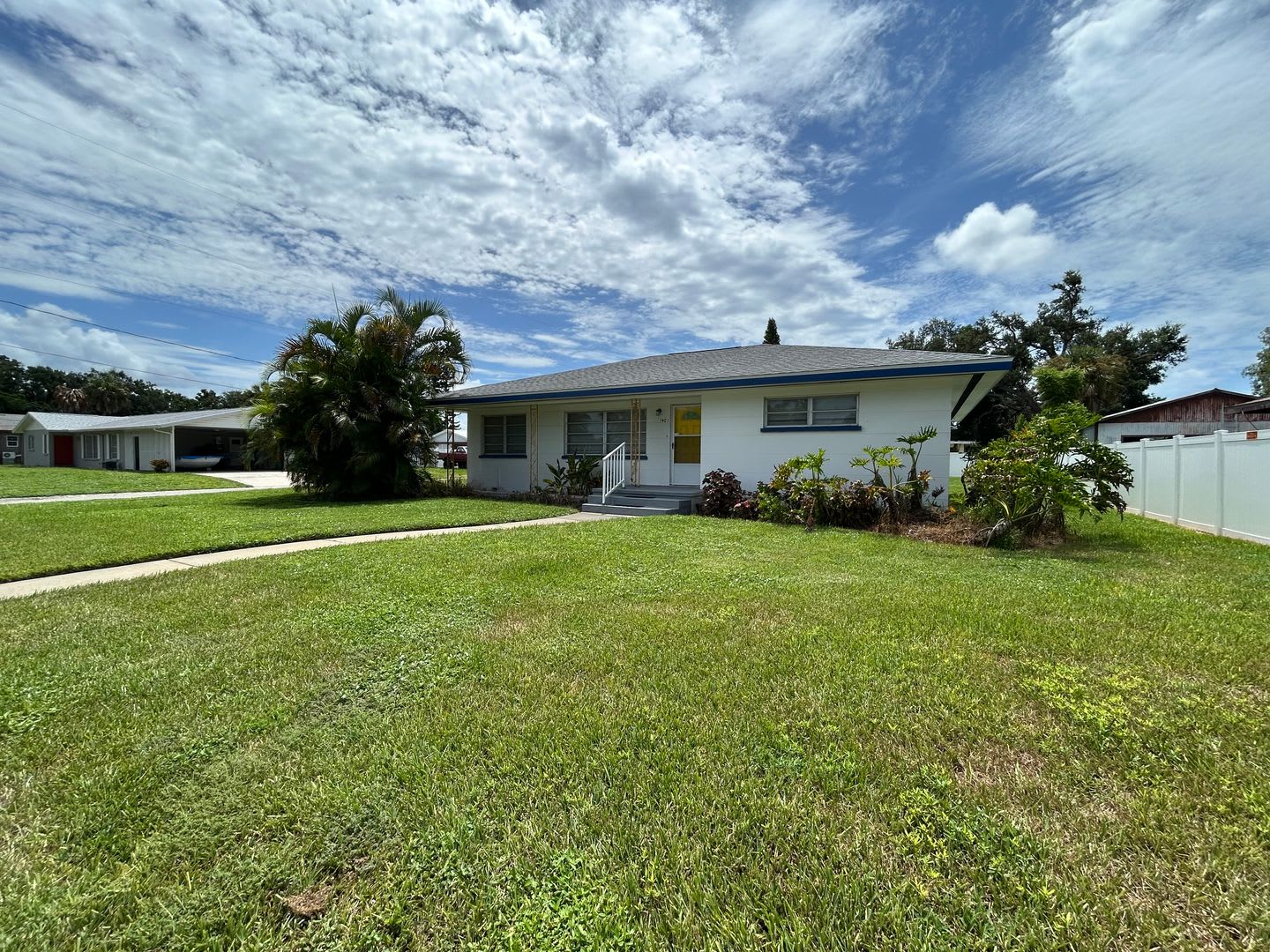 Wonderful 60s Throwback 2/2 on large corner lot with fenced yard – photo 5
