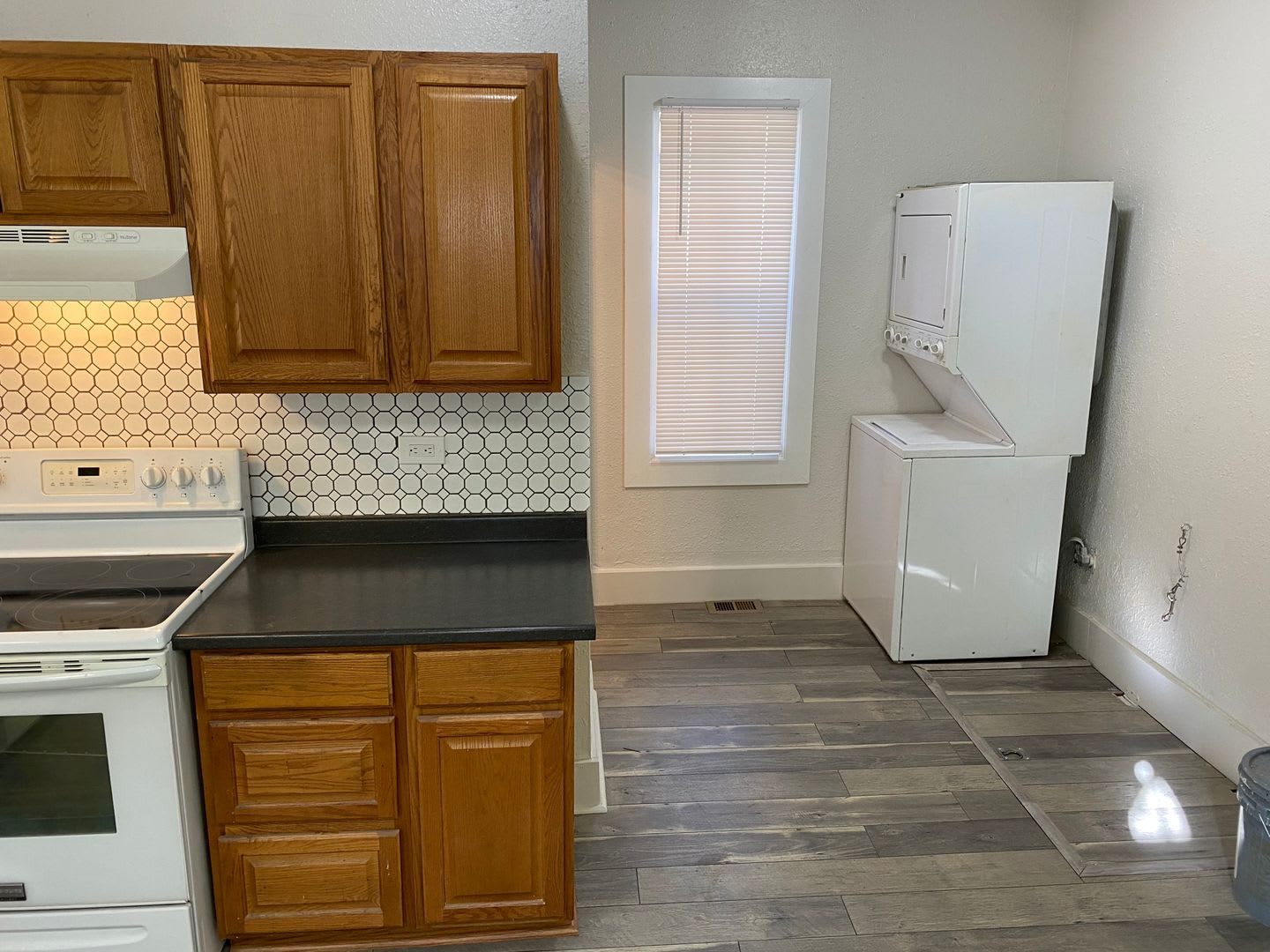I70 Brighton Blvd Eylria Swansea 2 Bed New Floor Paint Tile Storage Fence Covered Porch Updated Kitchen And Bath – photo 4