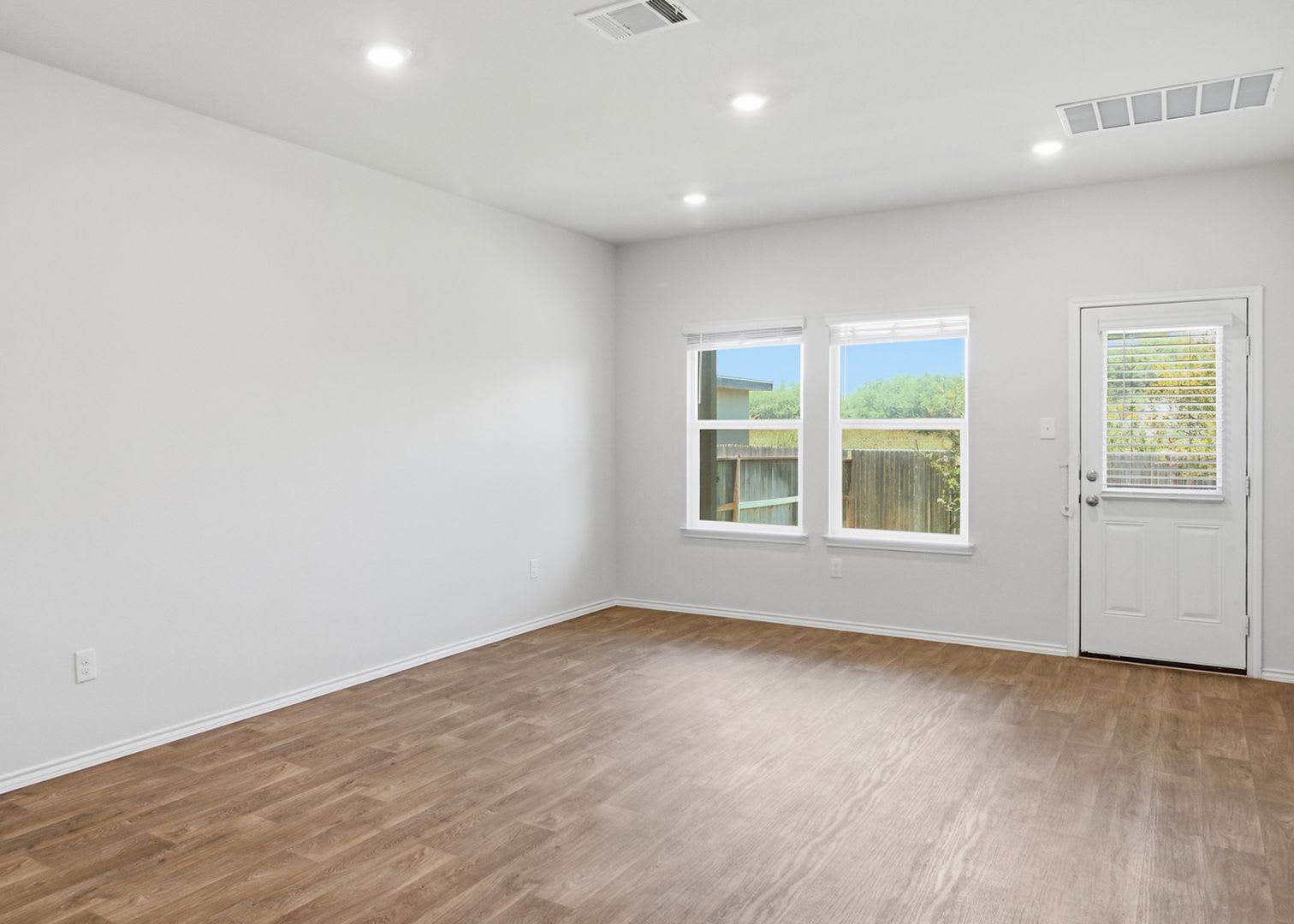 4 Bedroom Home With Primary Suite Downstairs And Community Pool – photo 5