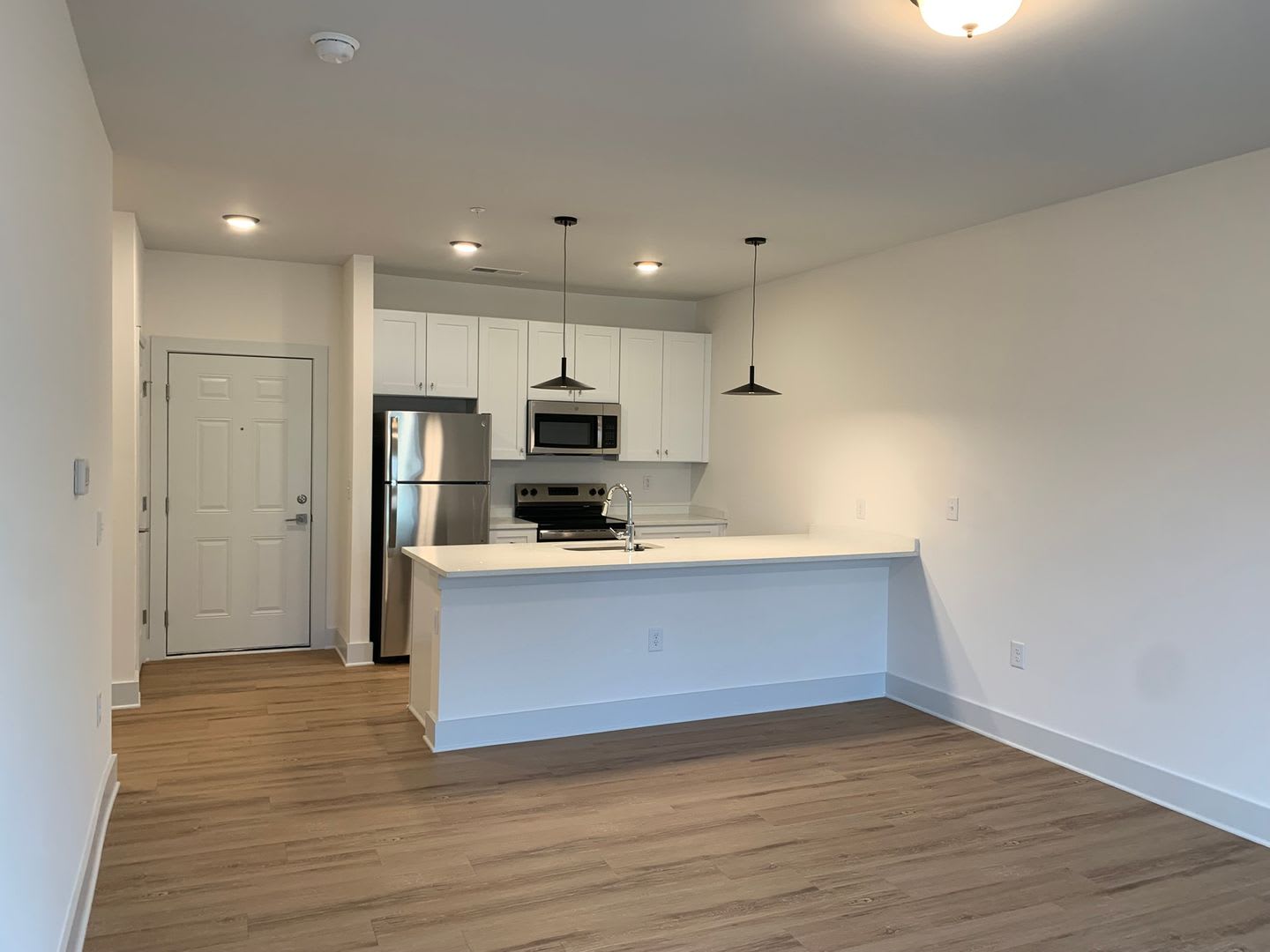 Summer Rent Special on this Beautiful Brand New Three Bedroom Apartment! – photo 2