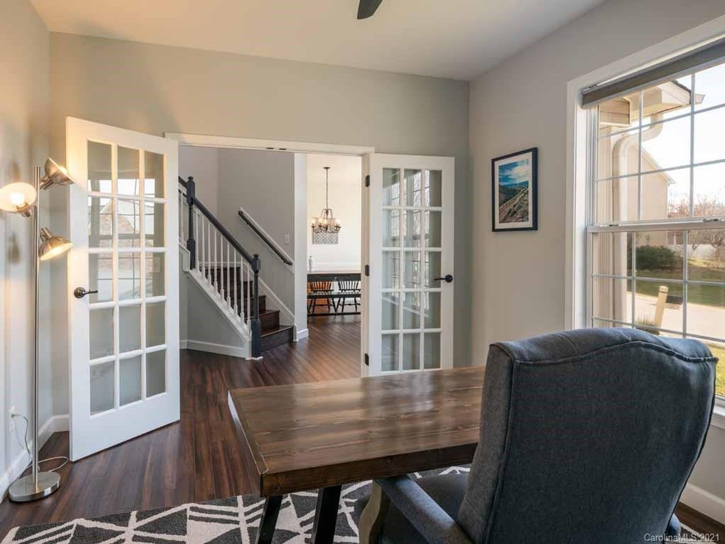 Spacious Home High End Finishes Convenient Location – photo 4