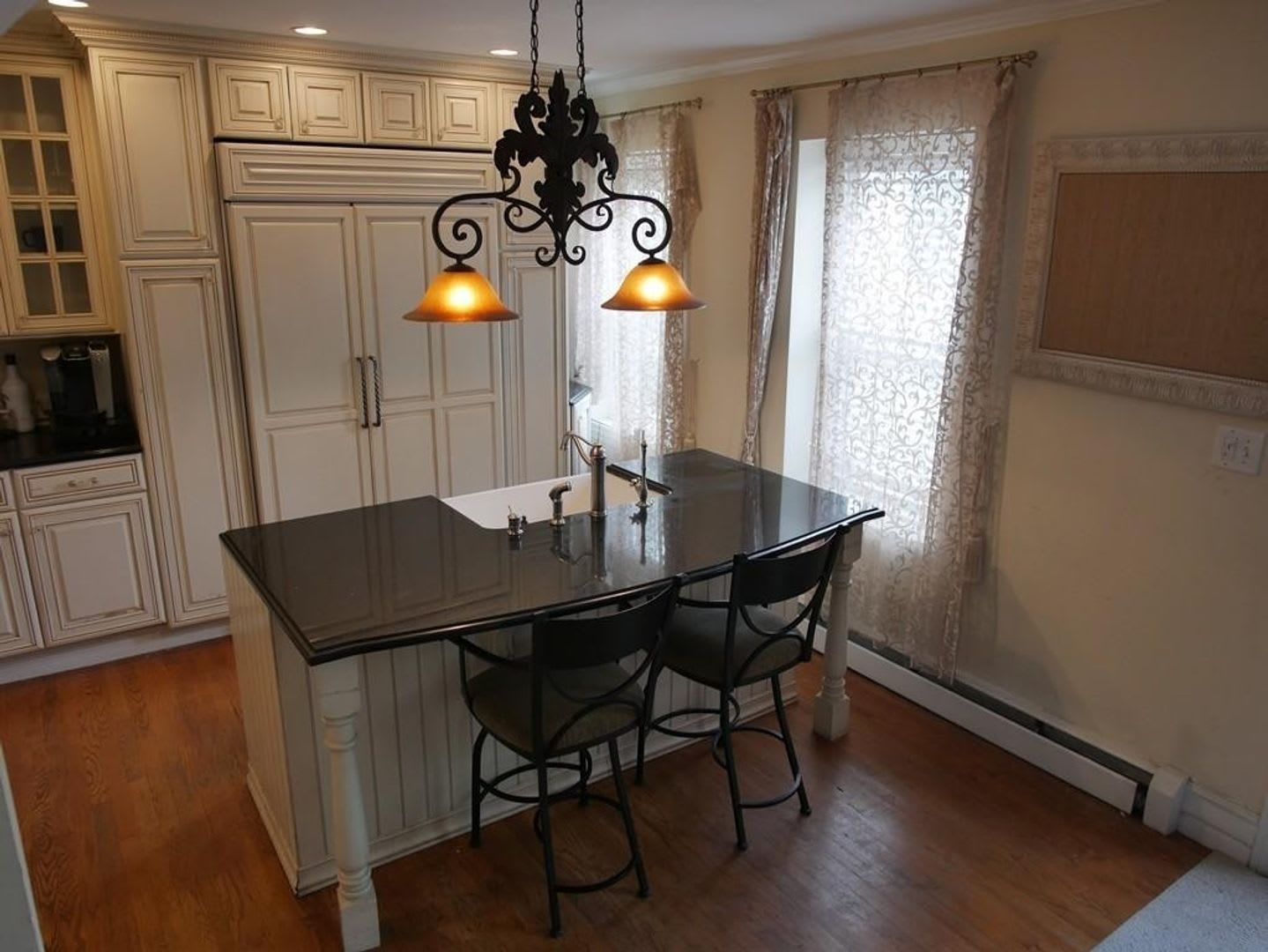Renovated 5 Bed / 3.5 Bath in South End – 1,836 Sq Ft – W/D in Unit – 9/1 – photo 3