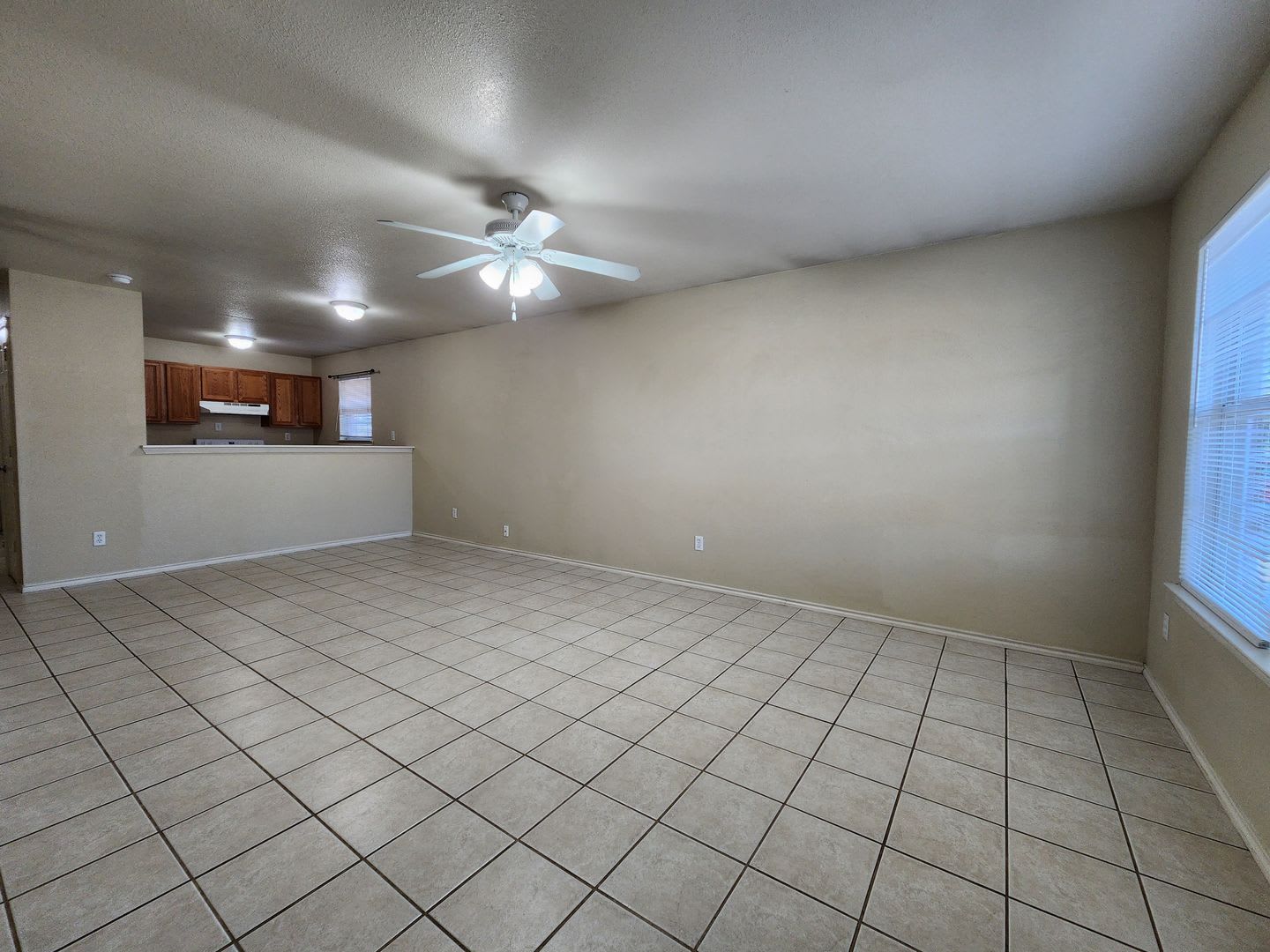 2 2 1 Duplex No Carpet Easy Access To Ih 35 Hwy 46 Fenced In Yard Fridge Included Cisd – photo 2