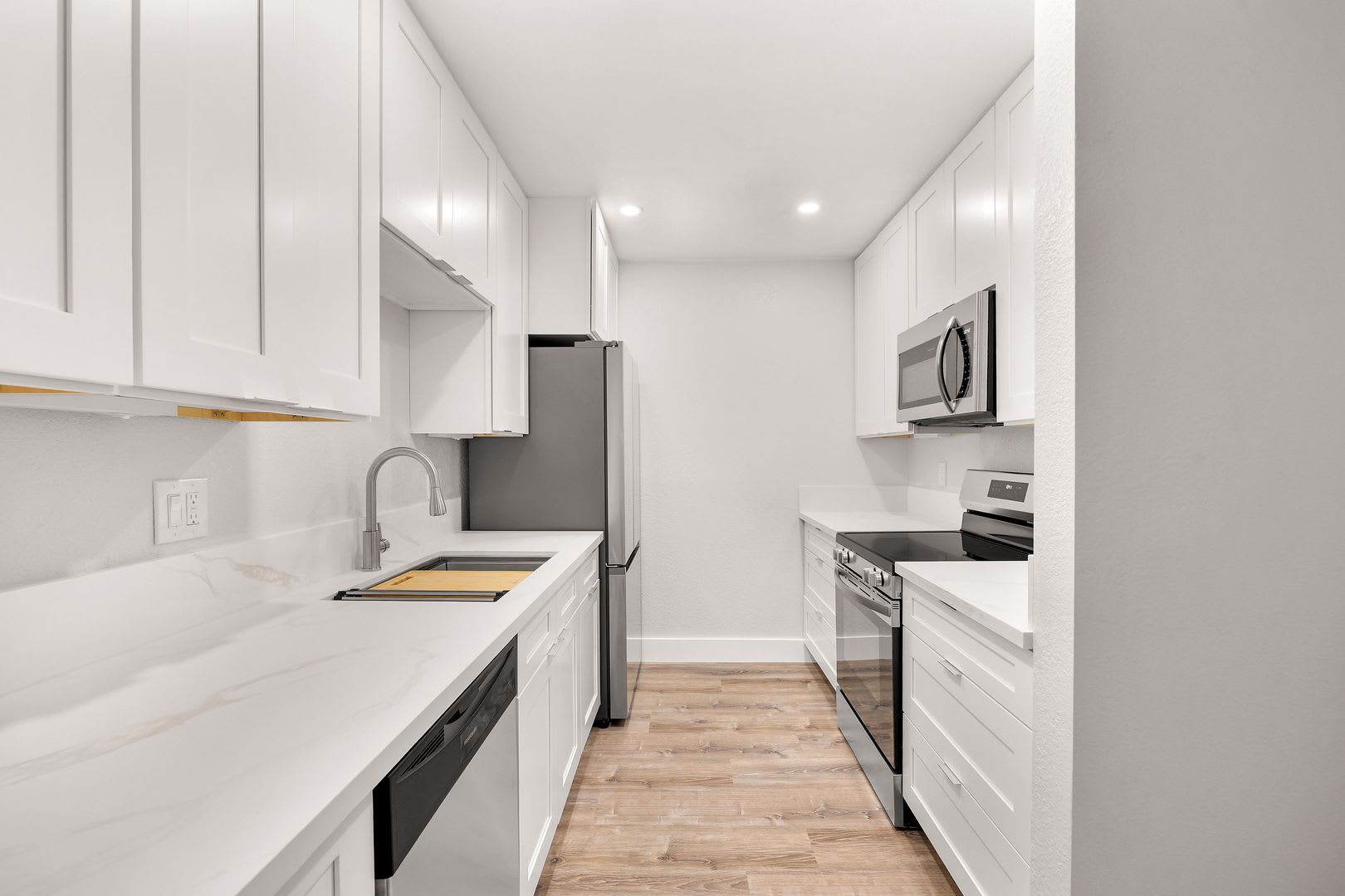 Fully Renovated 2-Bedroom Condo – photo 3