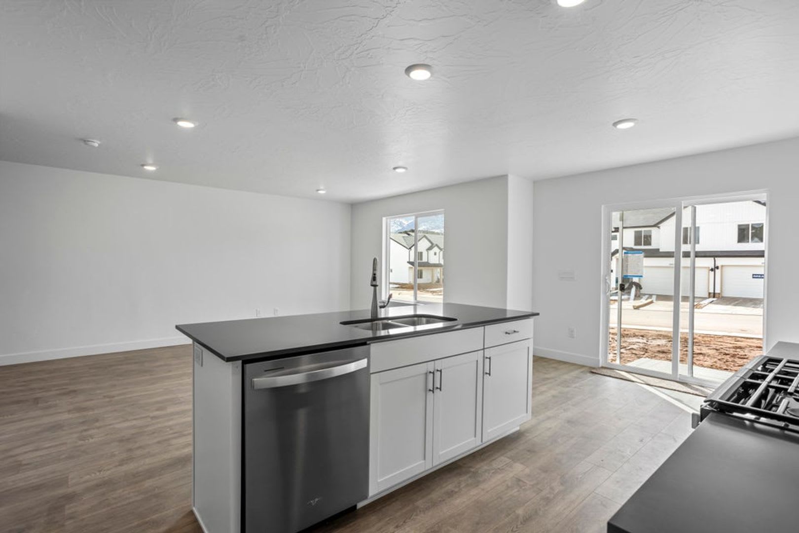 Townhome With Great Amenities &amp; Pet Friendly! – photo 5