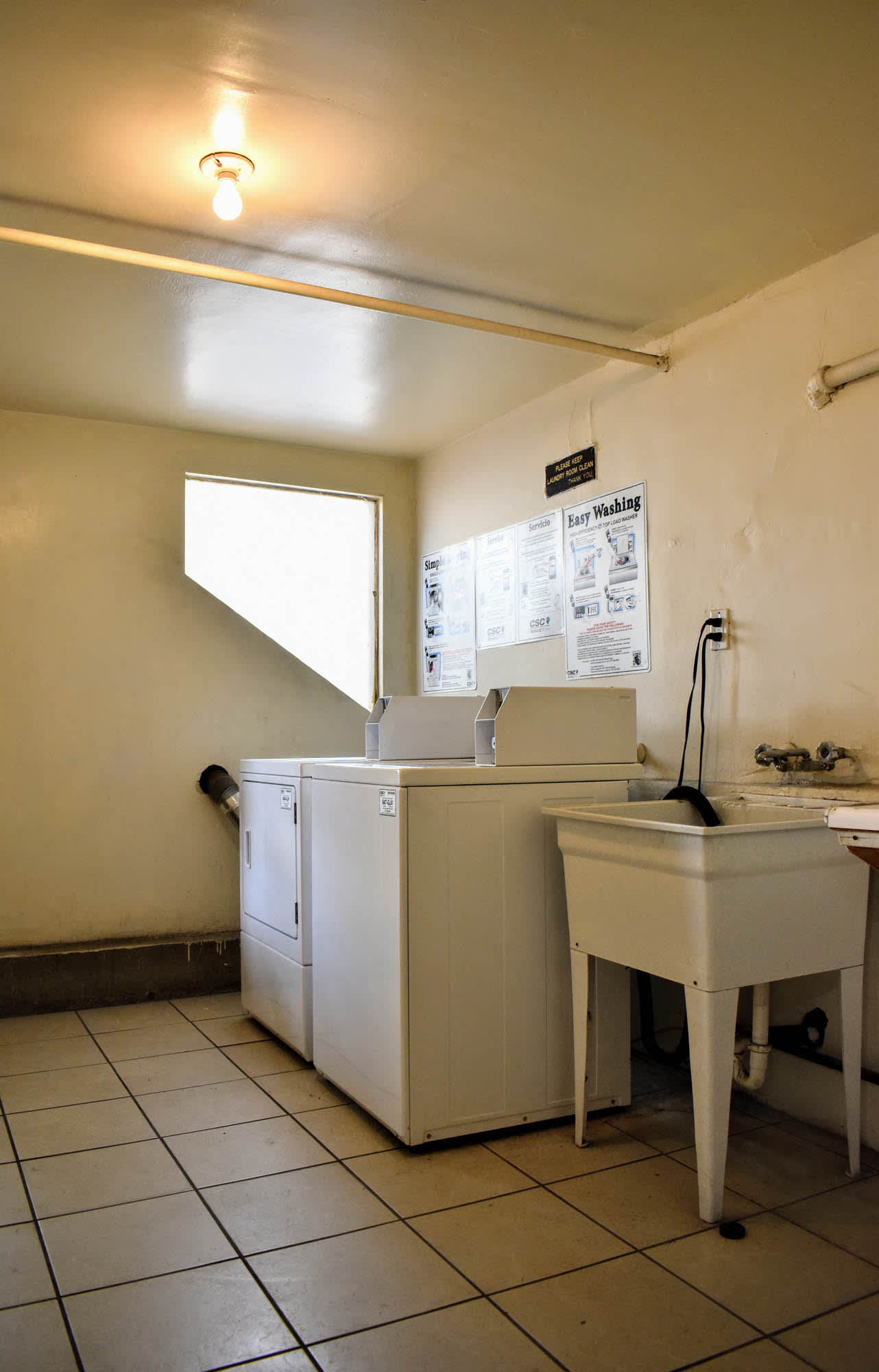 7140 DeLongpre Apartments – photo 4