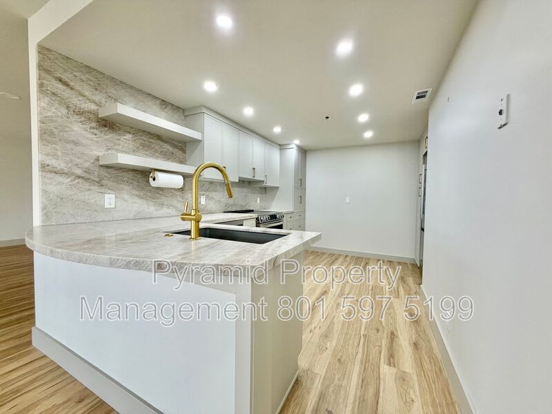 48 W Broadway – photo 5