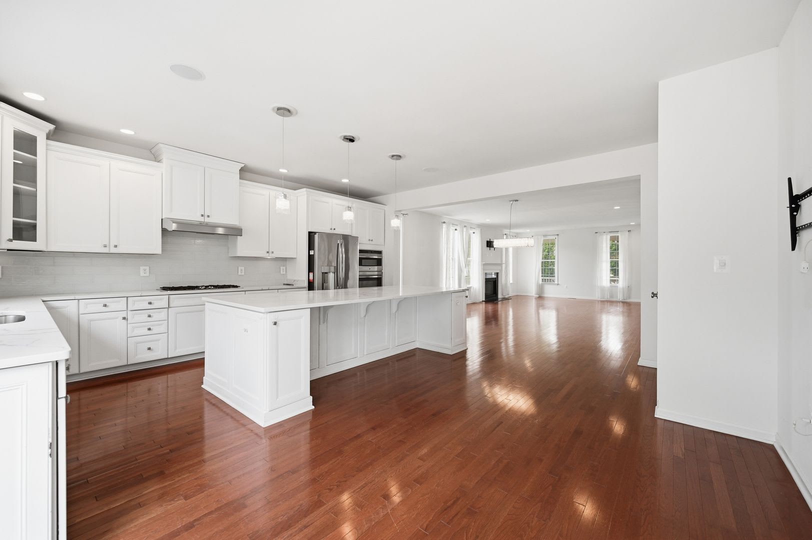 Spacious 4-Bedroom, Gourmet Kitchen & Finished Basement – photo 4