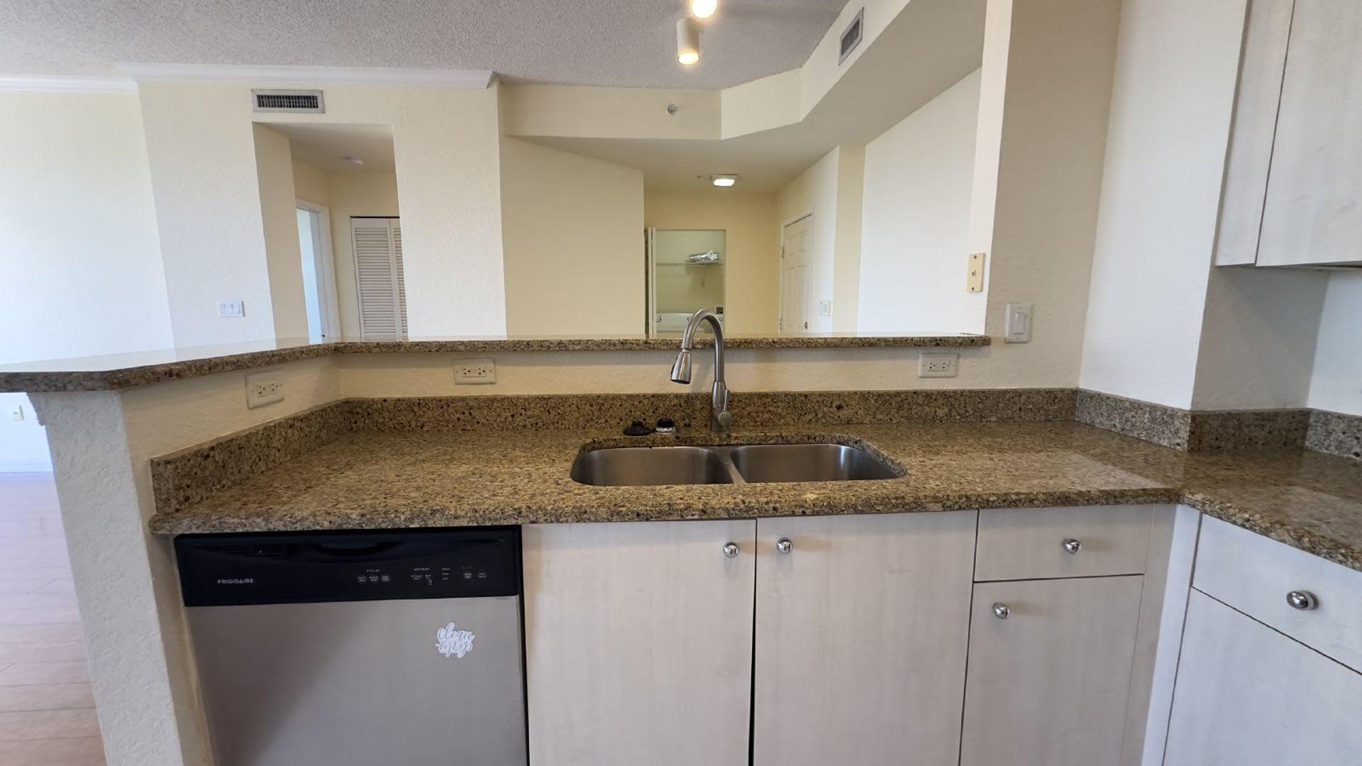 2-Bedroom Penthouse in the Heart of West Palm Beach – photo 5