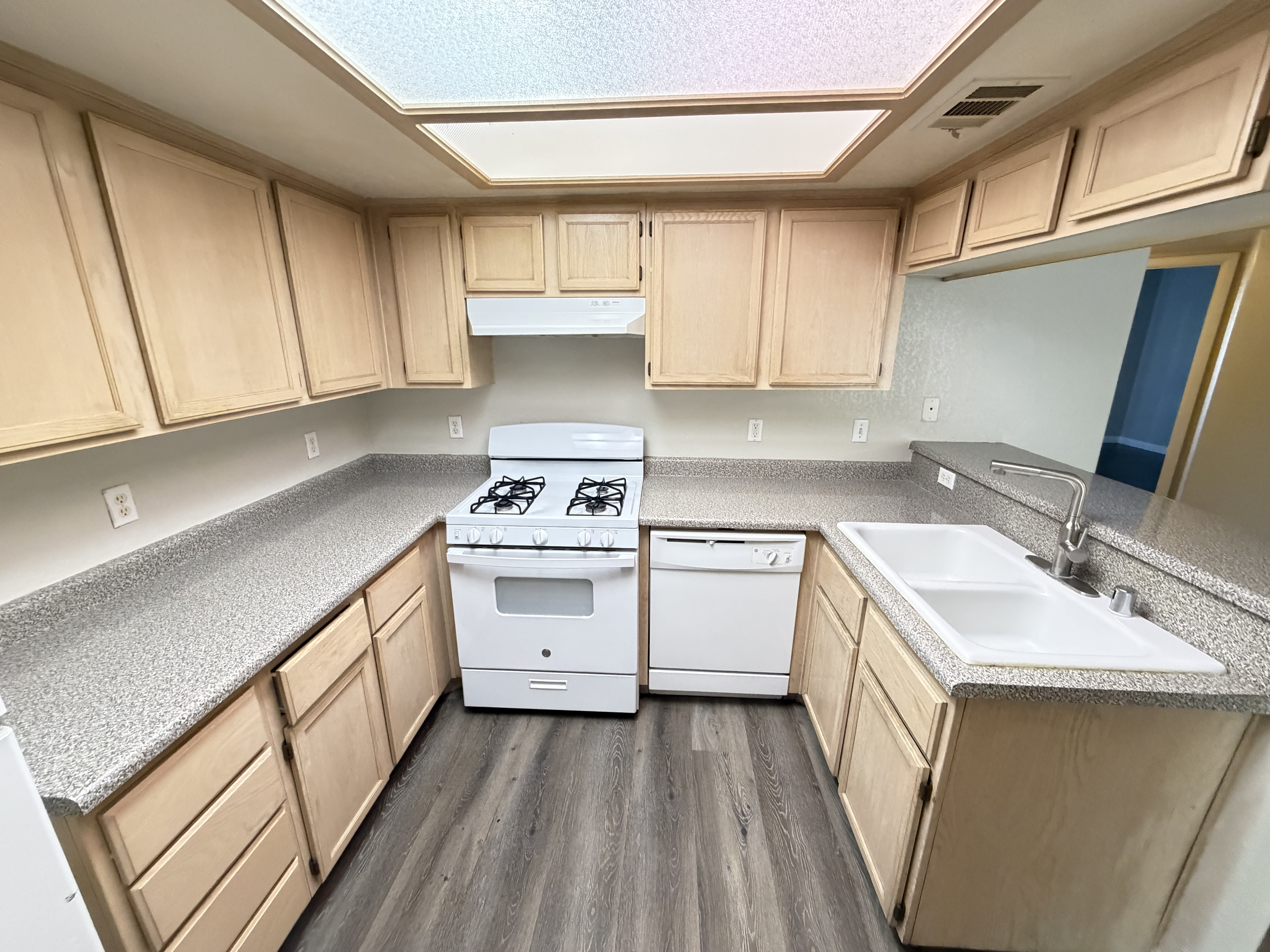 960 N Sloan Ln Apt 104 – photo 1