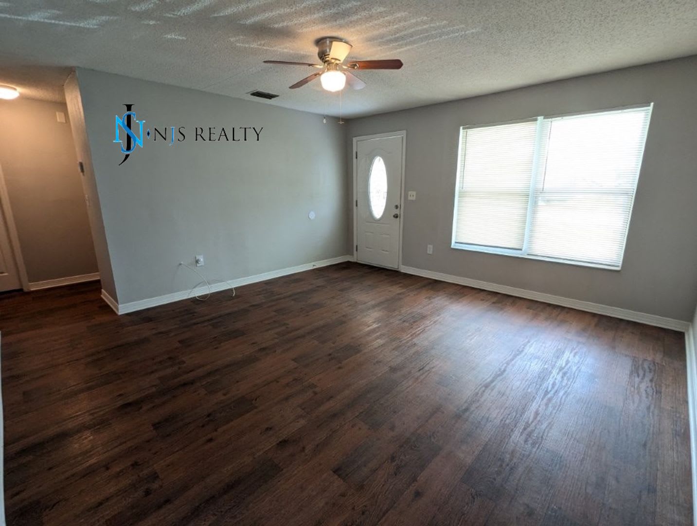 Just Reduced Great Location Charming True 3 2 1 1283Sq Ft Home With Renovated Bathrooms Kitchen Fenced In Yard – photo 3