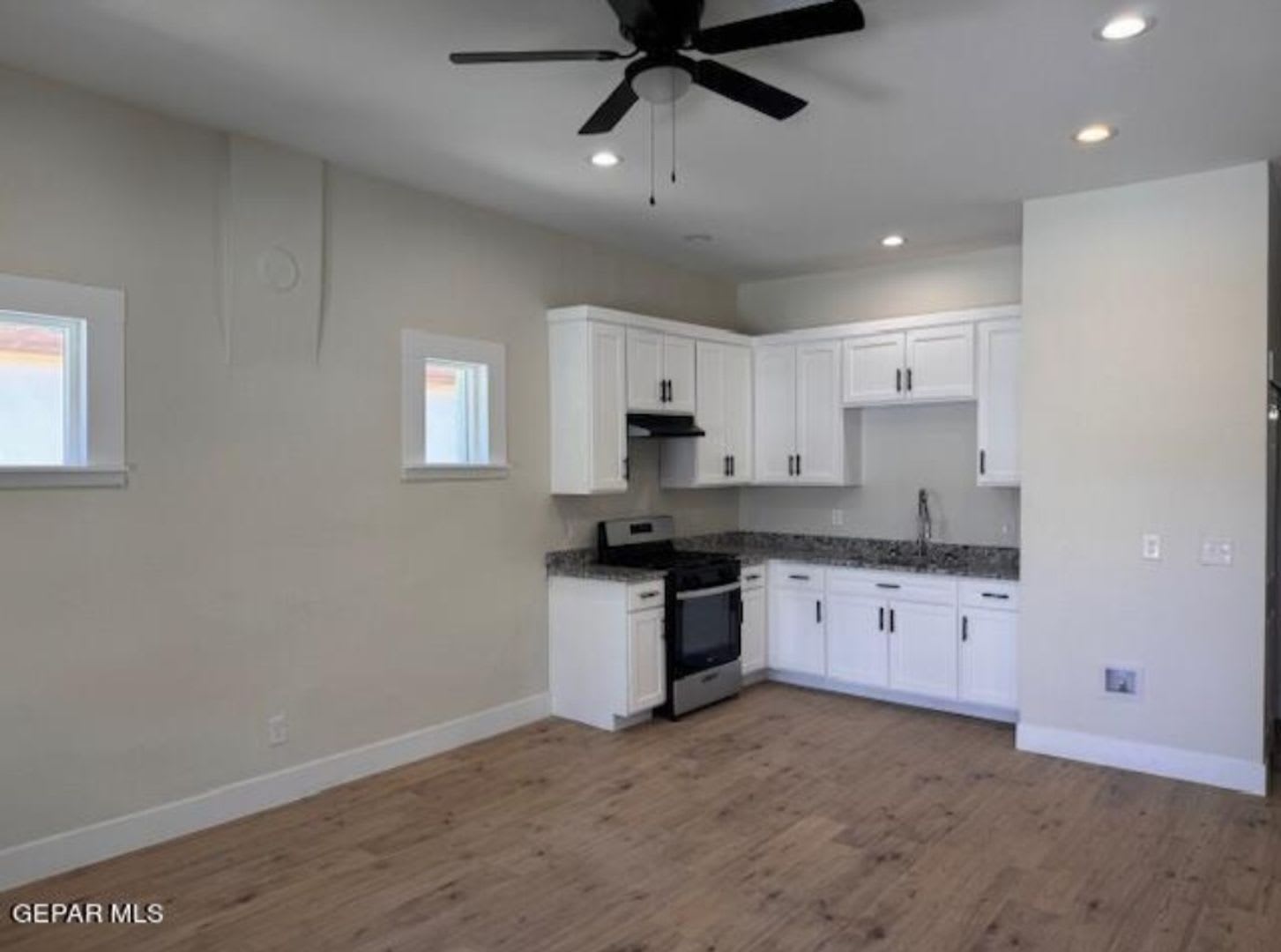 FULLY remodeled Fresh paint, ready now!!! – photo 3