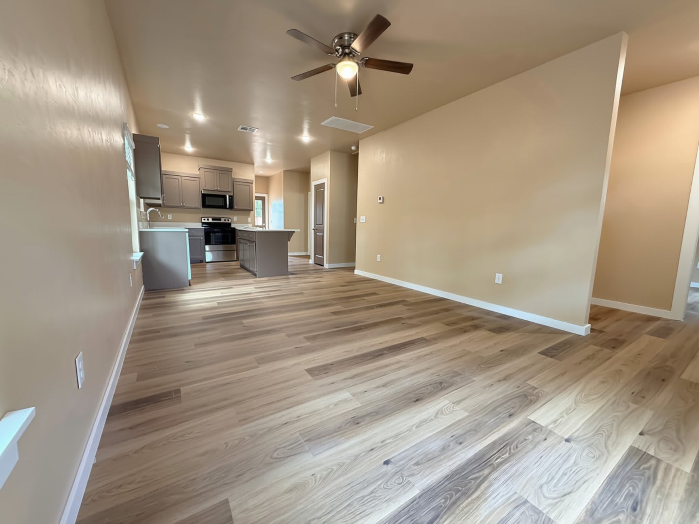 NEW HOME. MODERN FINISHES. FENCED YARD. GREAT LOCATION. – photo 2