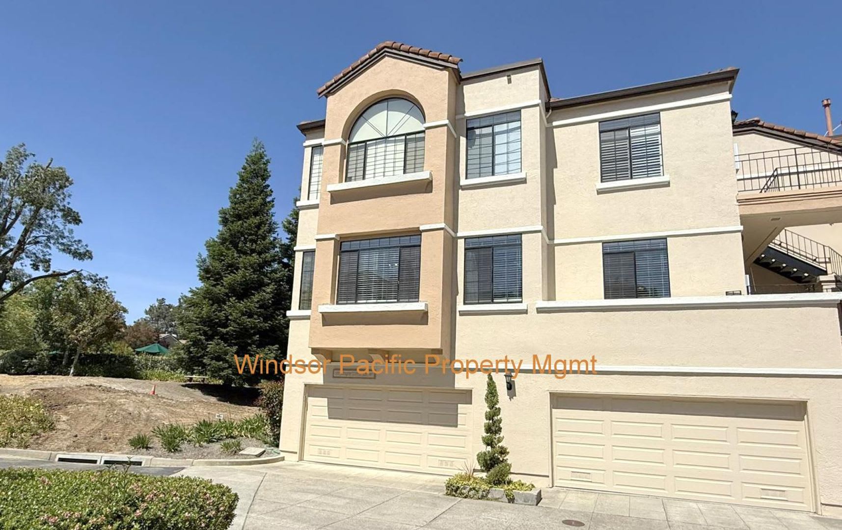 Beautiful Lakefront Condo Home With Spectacular Views of the Lake at Canyon Lakes – photo 2