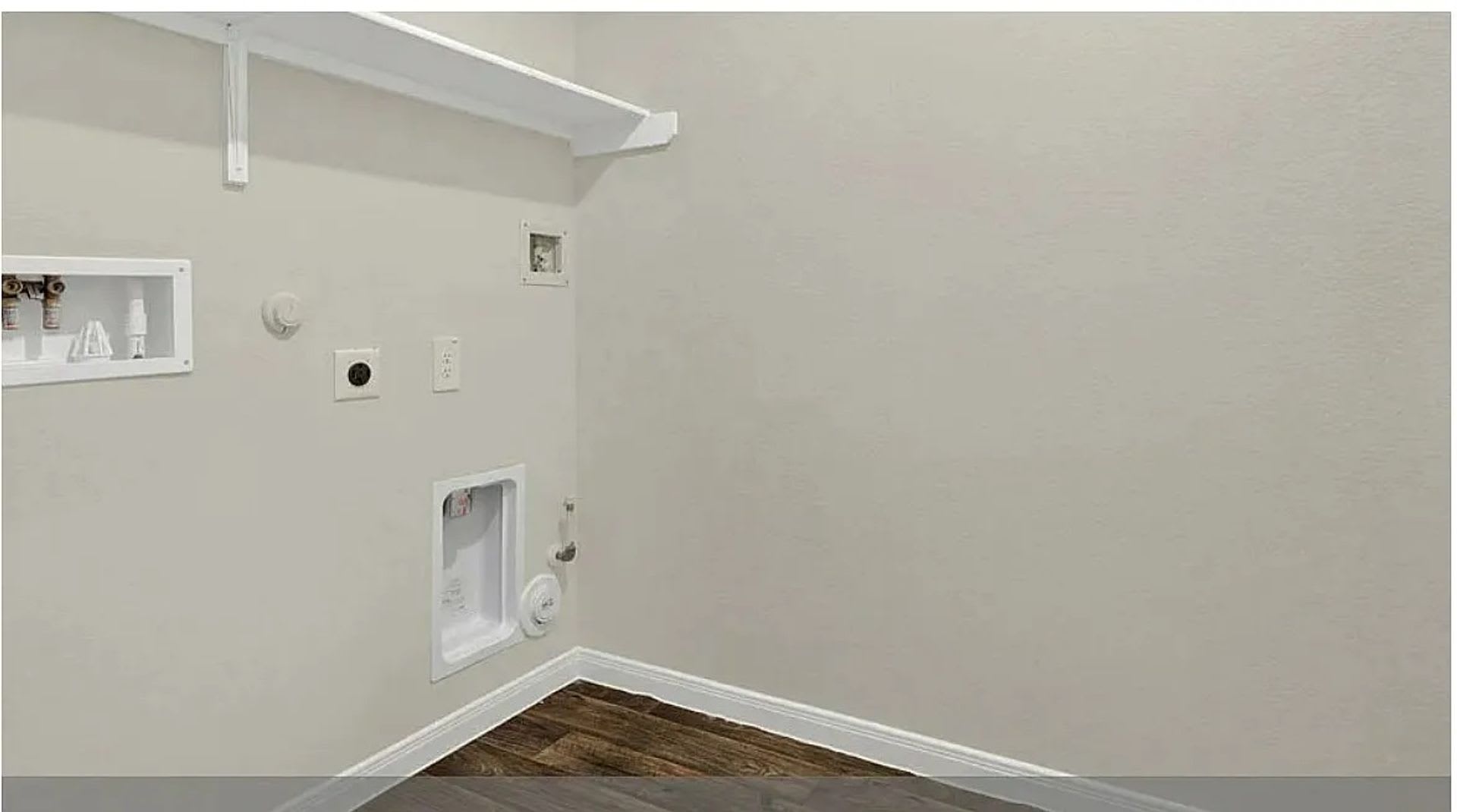 Room in 5 Bedroom Home at Bethpage Dr – photo 3