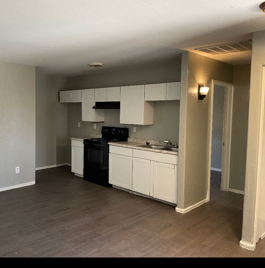 FREE RENT INTERESTED 3BR 1 BATH SINGLE FAMILY HOME BACK UNIT – photo 2
