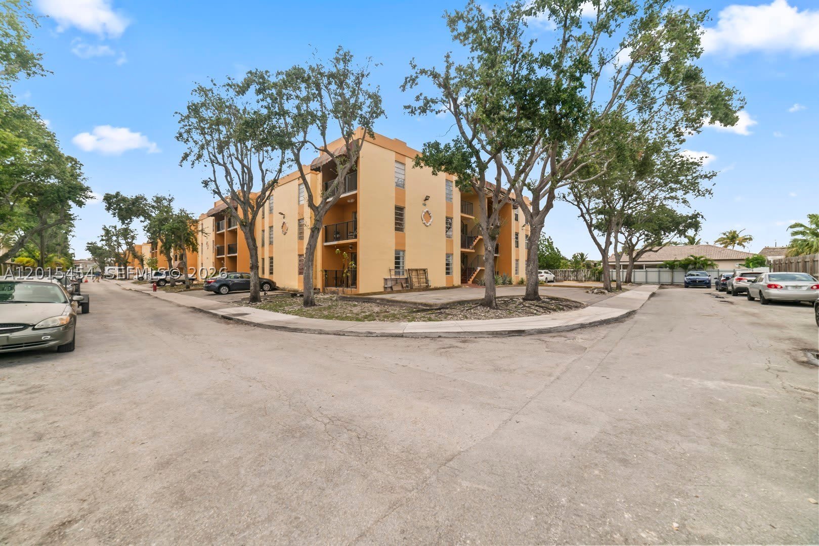 525 W 69th St – photo 1