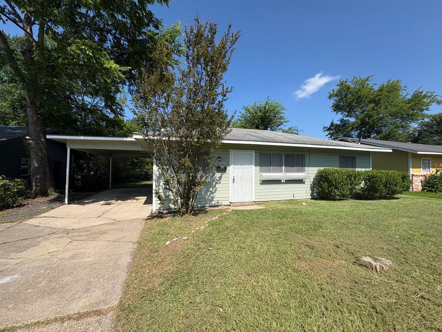 Great 3 bedroom/1 bath home includes gas range and refrigerator! – photo 2