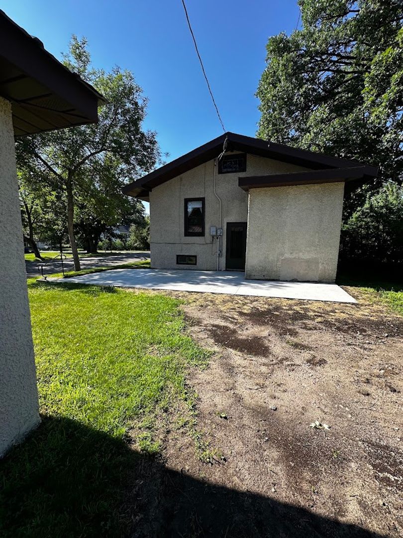 3 Bedroom, 1 Bathroom Single Family Home – photo 2