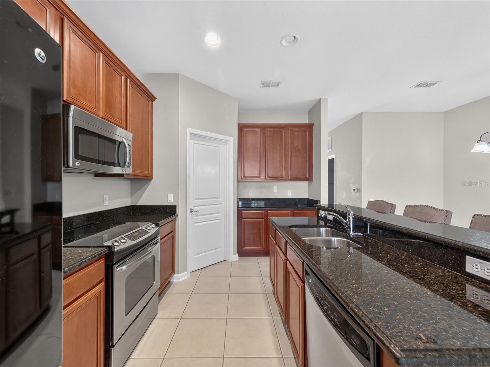 7735 FAIRGROVE Avenue – photo 3