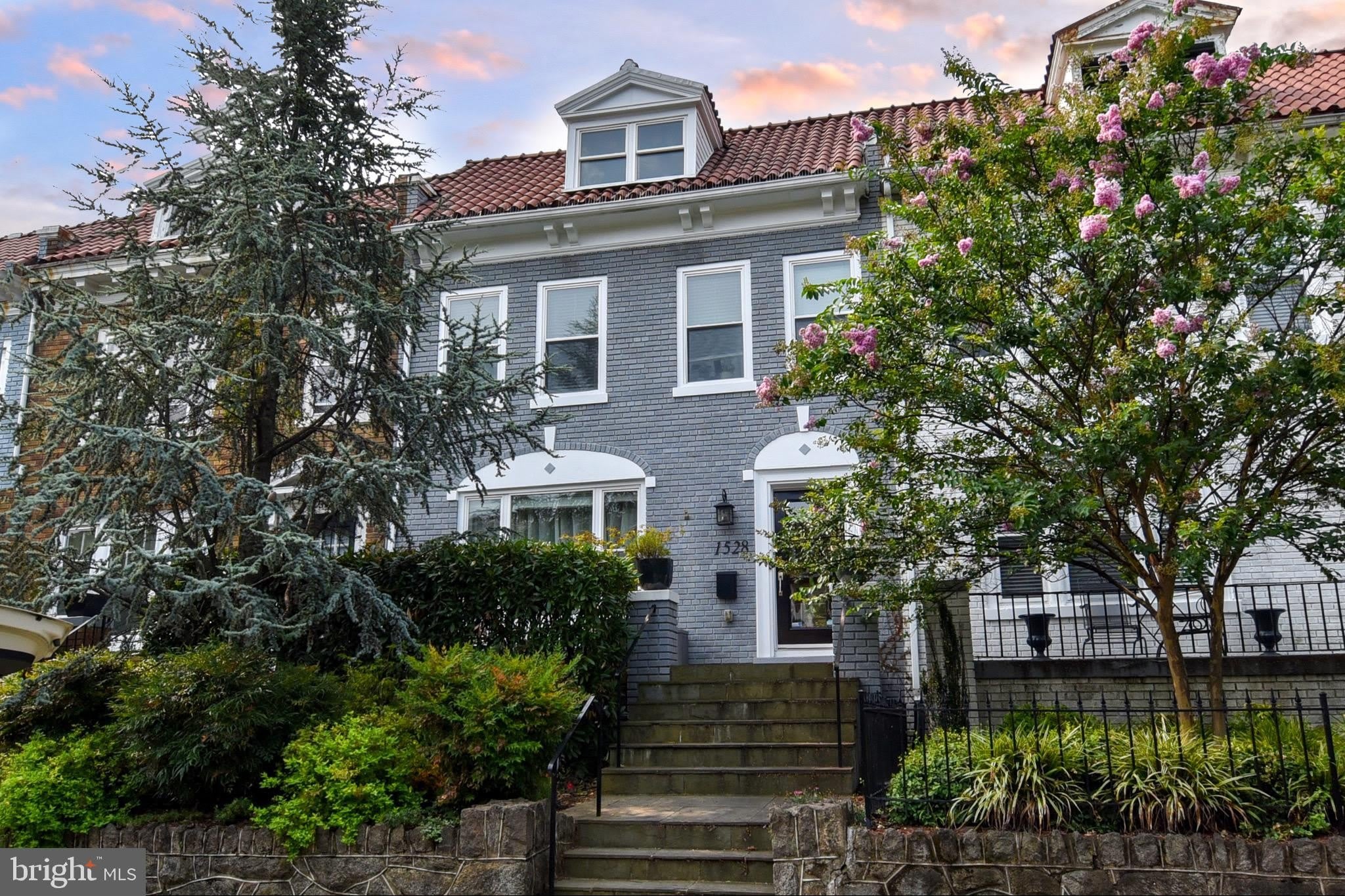 1528 SPRING Place NW – photo 1