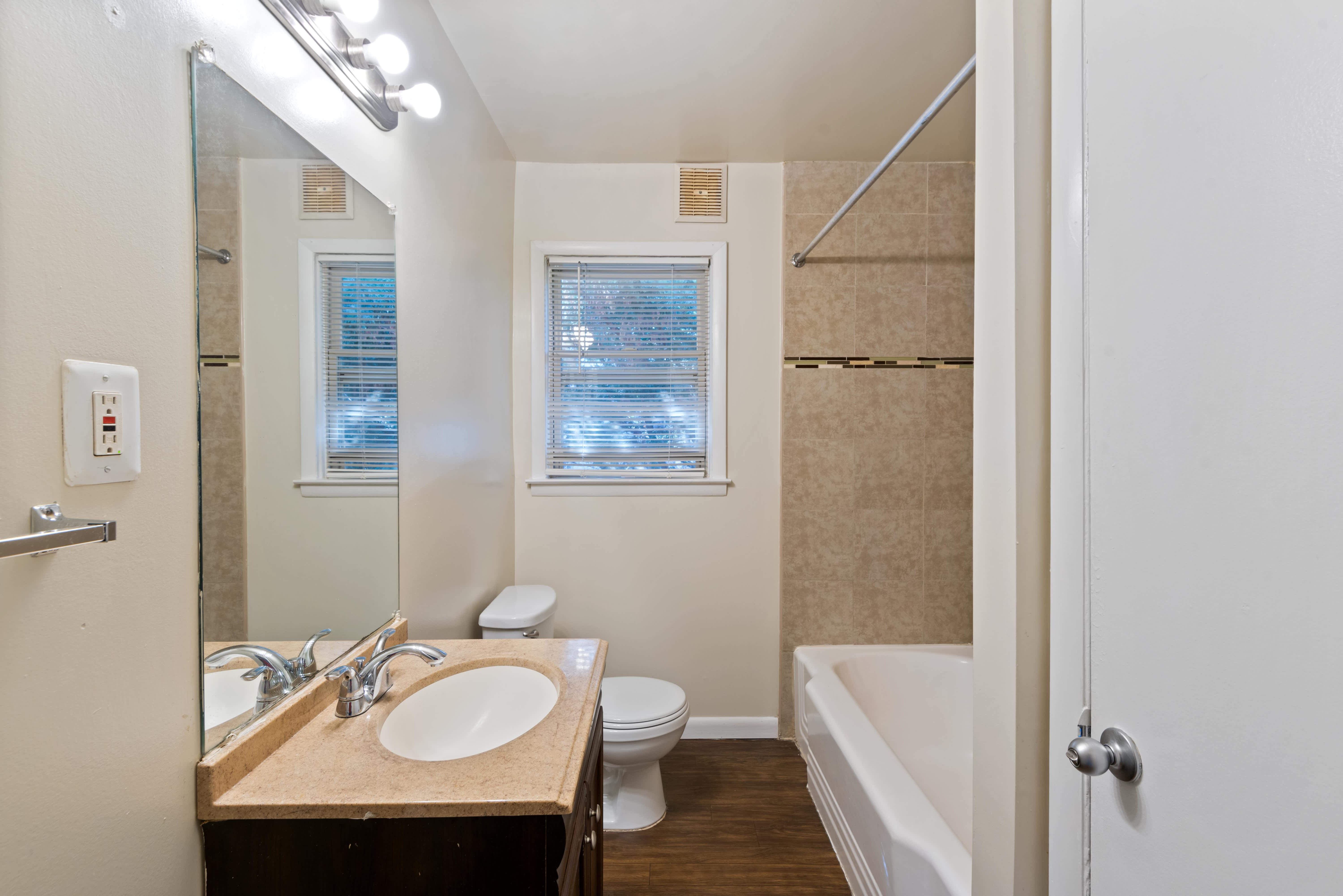 Wilshire Apartments – photo 2