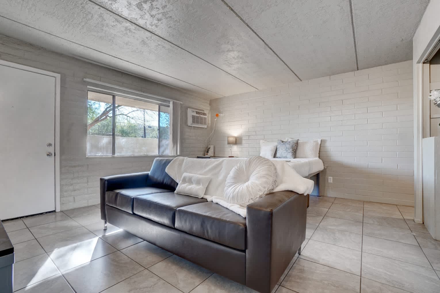 University Manor Apartments – photo 4