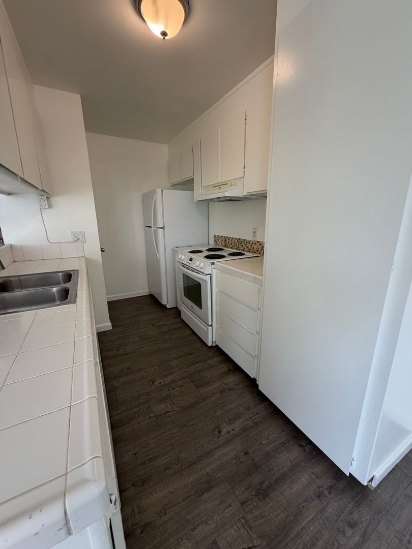 Two-Story 2/1 Near Fig-Garden Village! – photo 4
