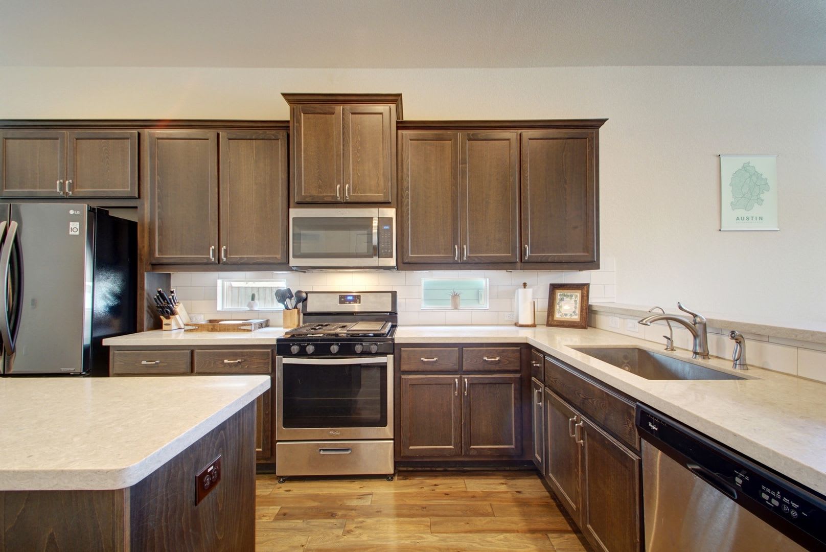 Beautiful 4 bedroom/2.5 bath, available early August! – photo 3
