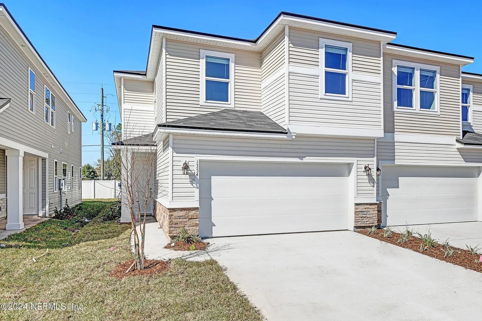 Modern 3-Bedroom Townhome with Two-Car Garage in Crossroads Station – photo 1