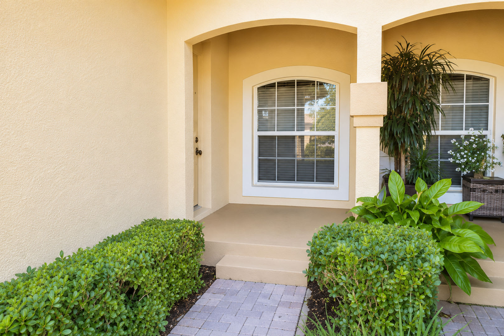 Annual Luxury Lakeview Condo with 3 Bedrooms + Den, Private Garage & Resort-Style Amenities – photo 2