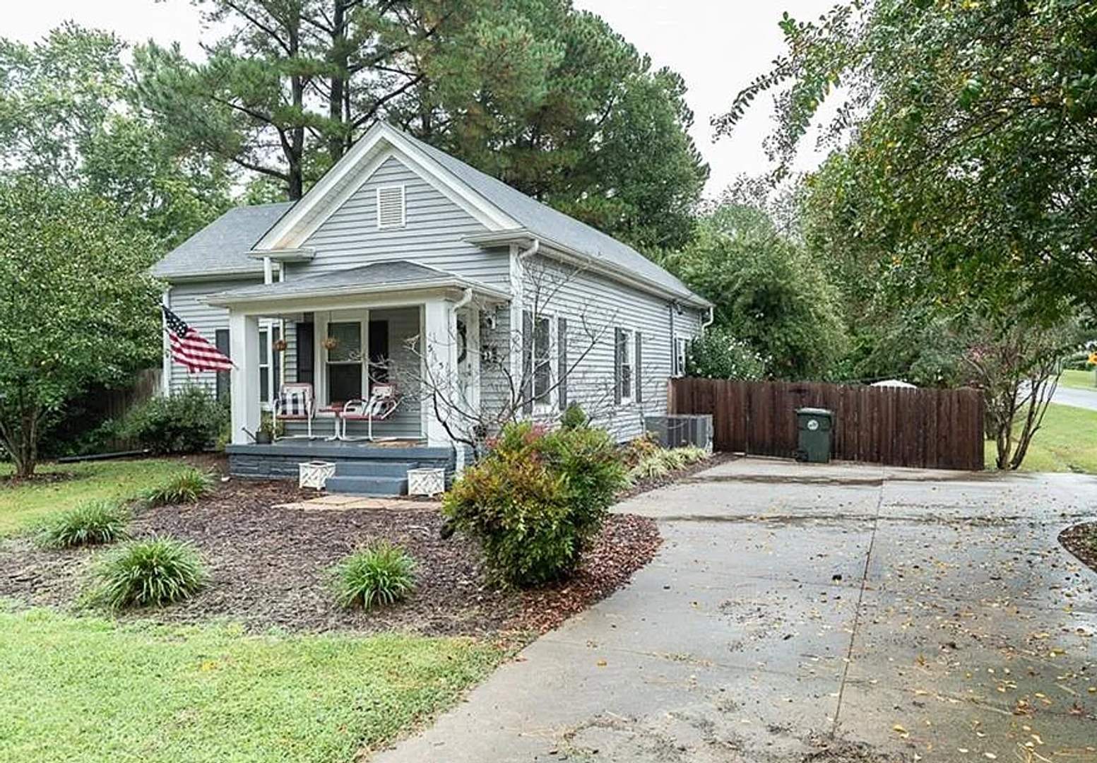 One bedroom, 1.5 bath house in Mebane with flex space/office – photo 2
