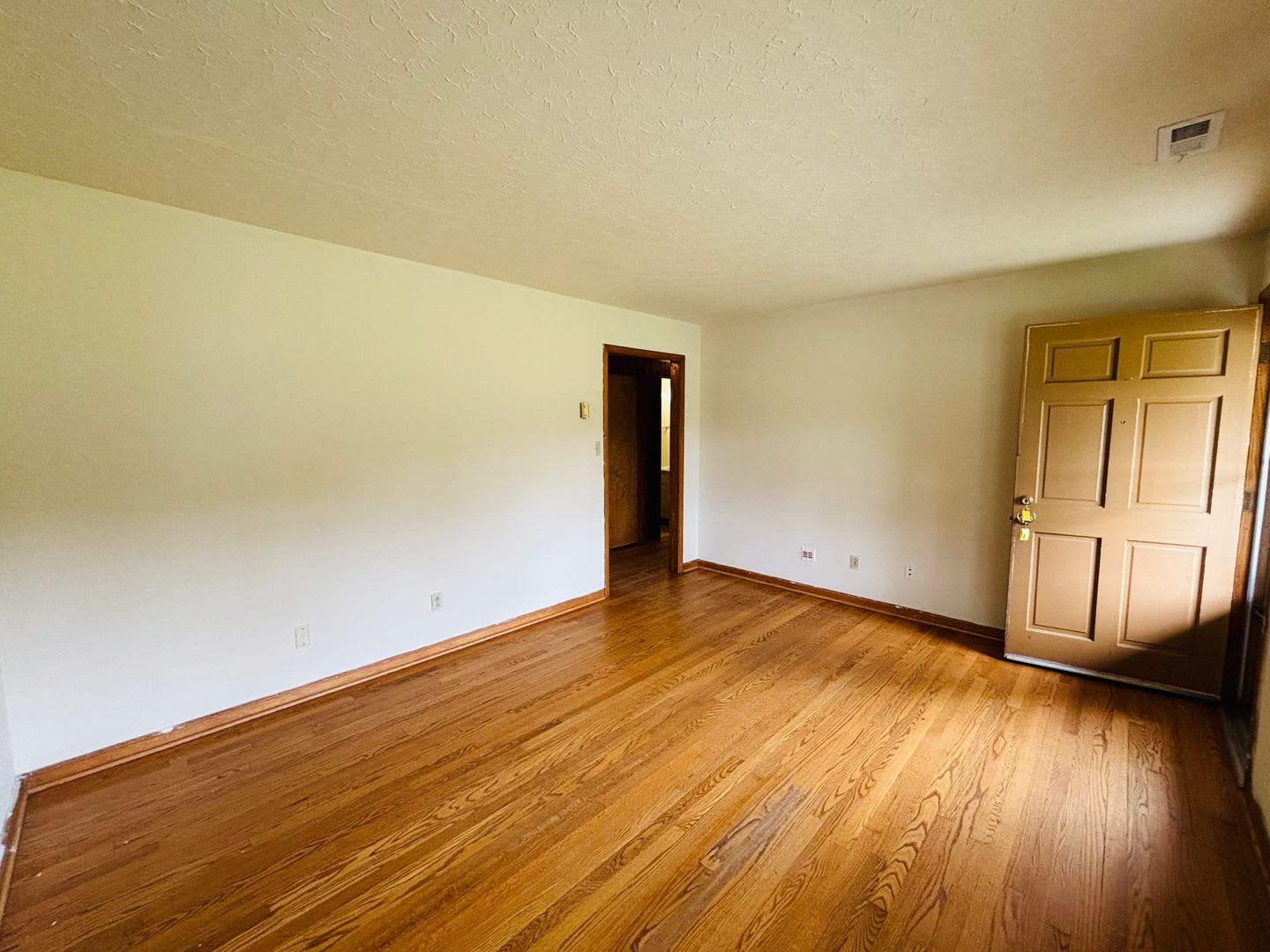 3 Bedroom, 1 Bath House – photo 2