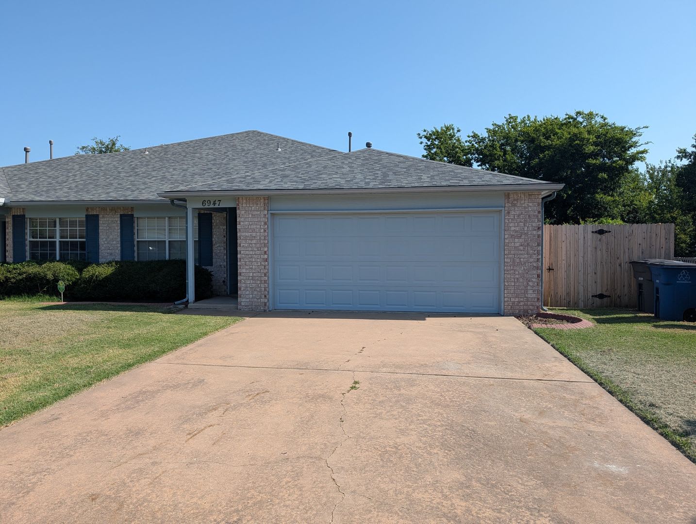 Spacious 3 Bedroom Duplex With Modern Comforts And Room To Roam – photo 1