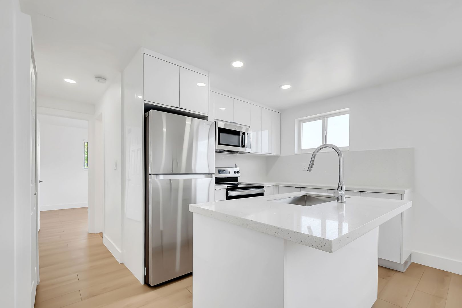1 Bd/1 Ba corner unit with quartz countertops, washer/dryer, stainless steel appliances, 1 parking space. – photo 4