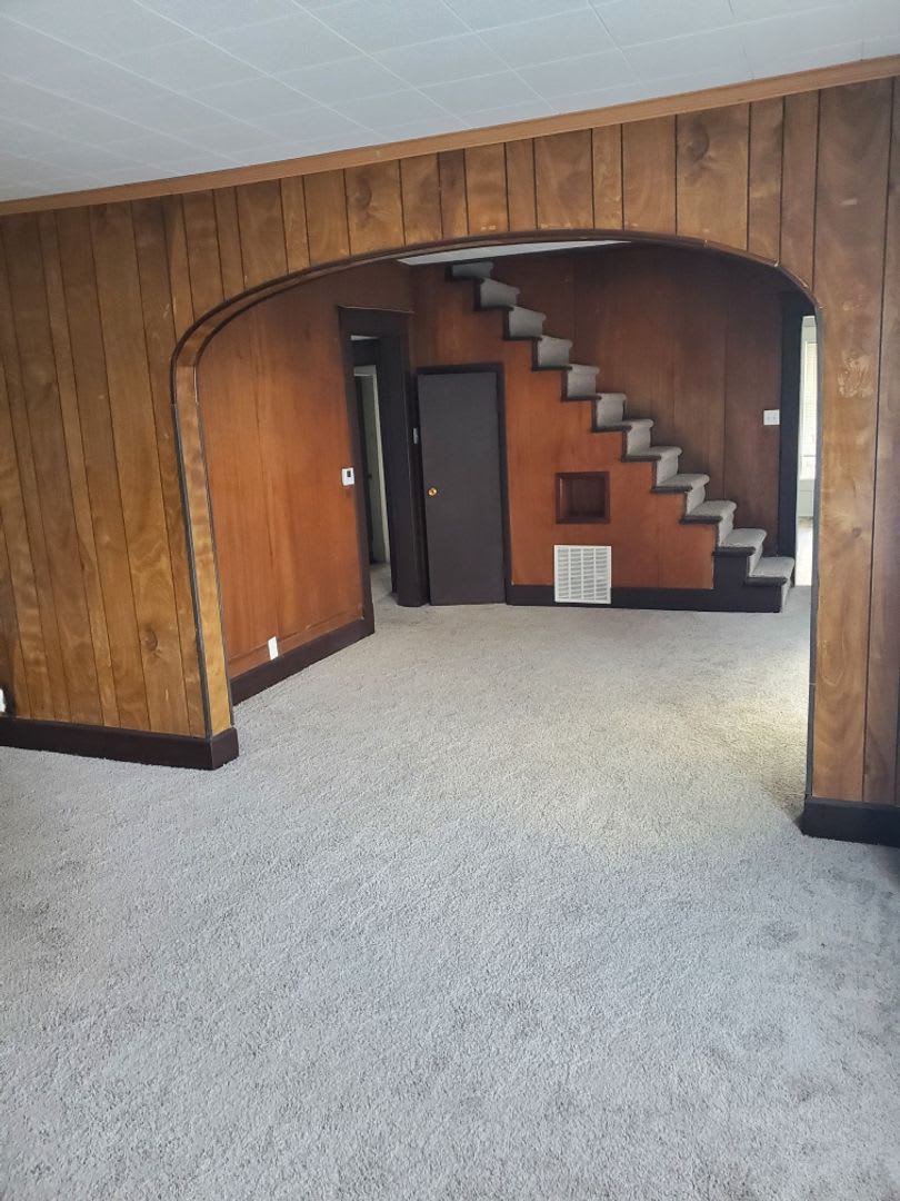 For Rent: 623 W 9th St. Spacious 3 Bedroom Home! Nice Porch! Pet Friendly! – photo 1