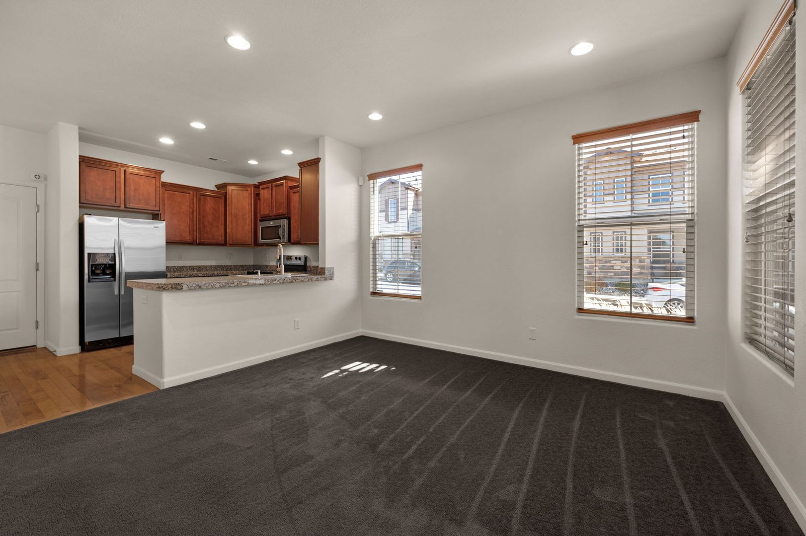 Beautiful 2 bdrm end unit with attach 2 car garage – photo 5