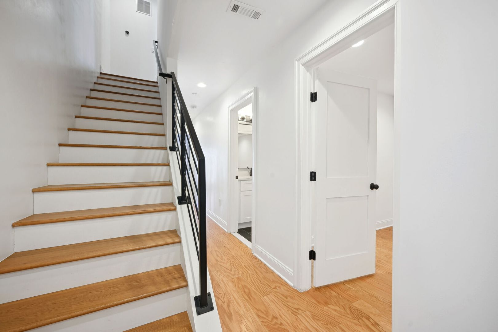 Stunning Contemporary Home Near Union Station with Secured Parking! – photo 3