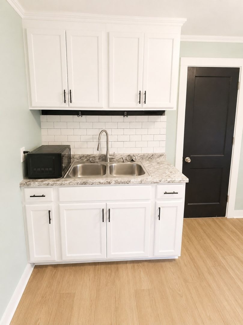 Beautifully Updated 1 Bedroom Home Pet Friendly 950 Month – photo 2