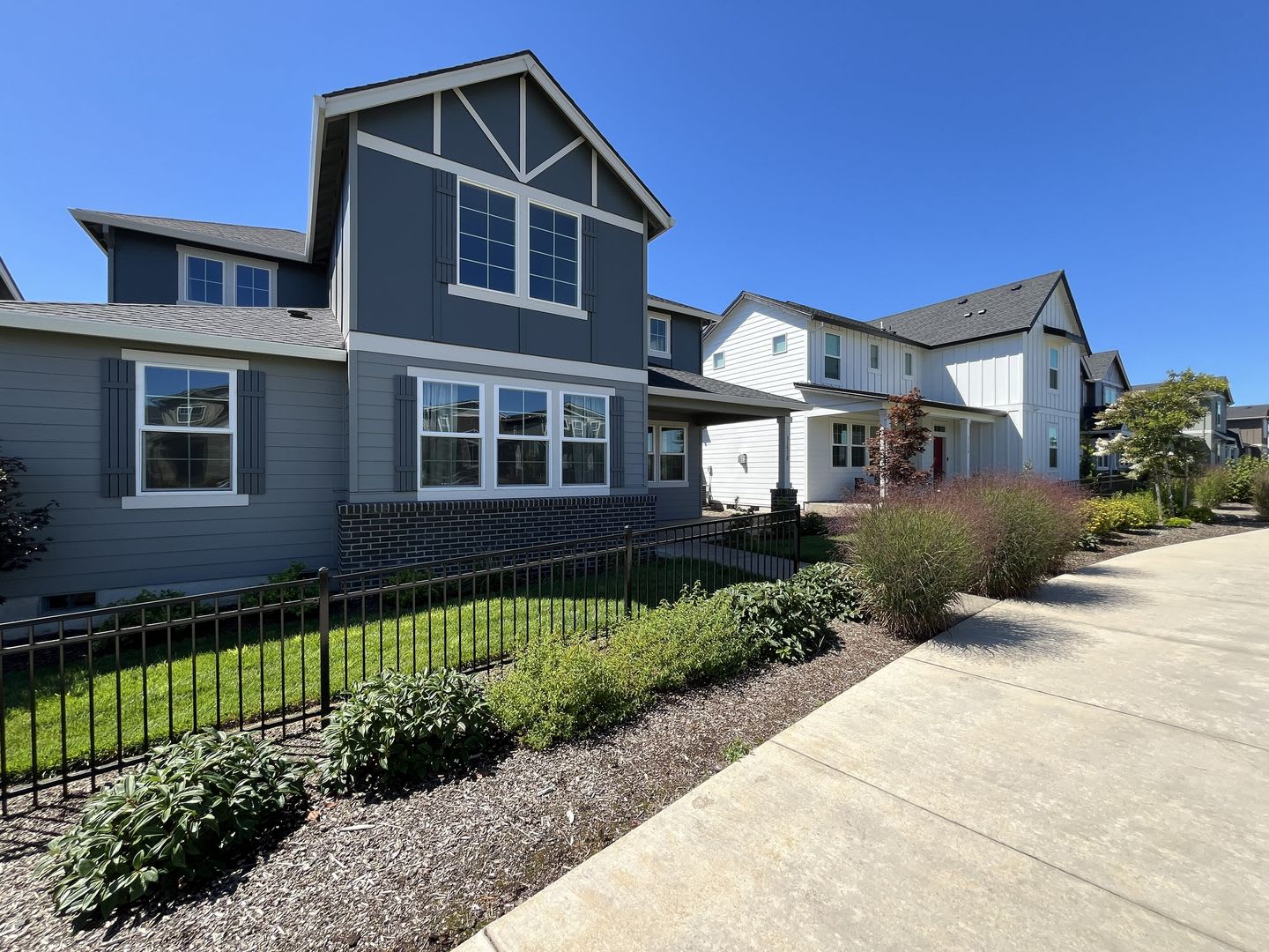 Stunning New North Plains Home With 3 Bedrooms 2 5 Bathrooms Soaring Living Room Loft Office Luxurious Primary Suite – photo 3