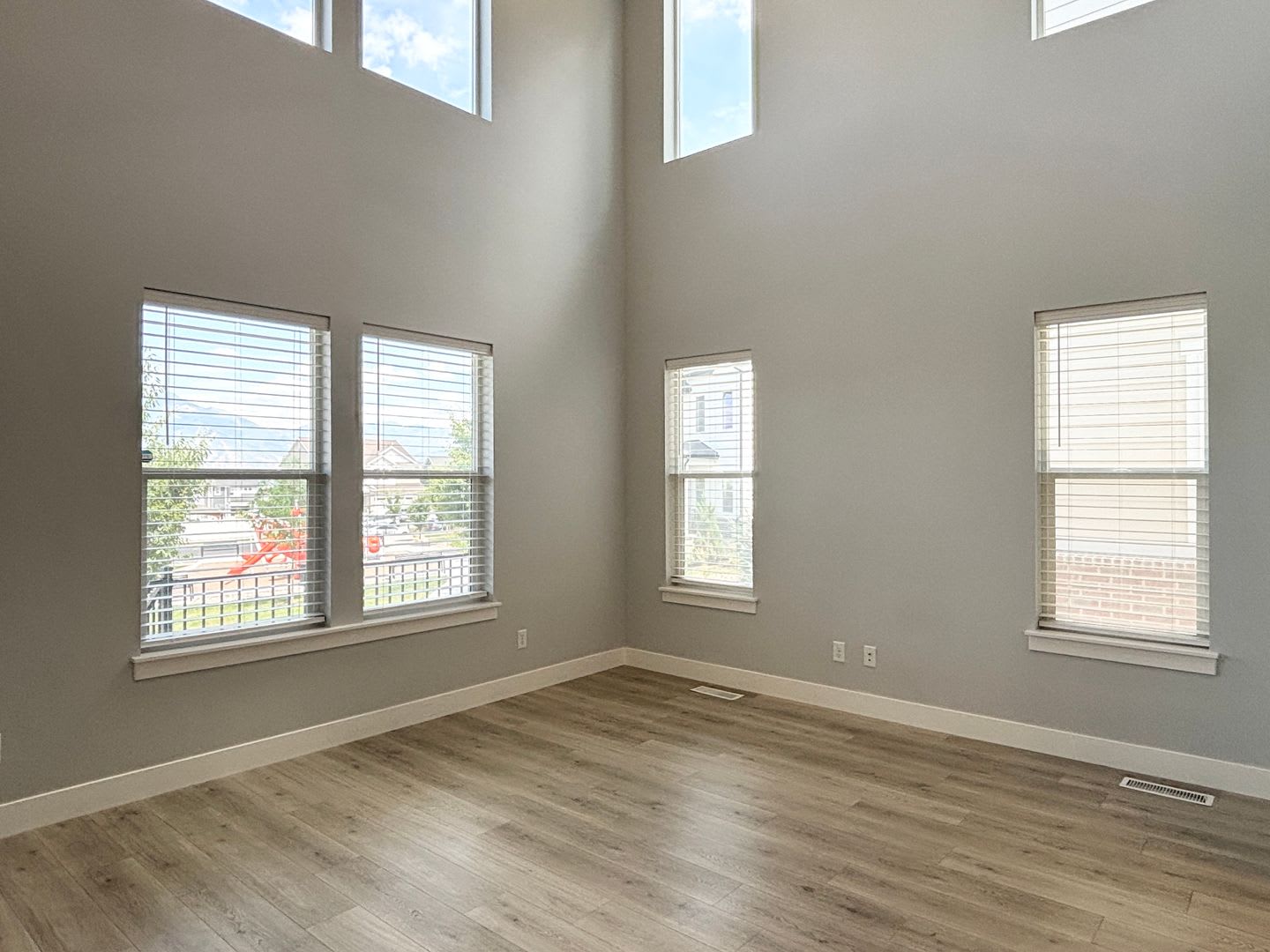 Gorgeous Poolside Corner Townhome at Mountain Ridge! – photo 5