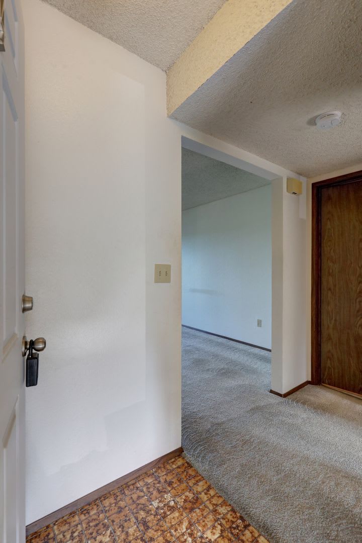 Clean Top Floor 1BR 1BA Condo with Wood Burning Fireplace – photo 2